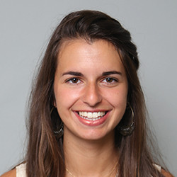Dña. Laura