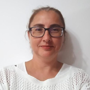 Dra. Raquel Esther